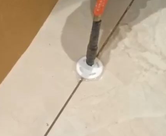 东明瓷砖空鼓维修公司专业解答瓷砖在铺贴过程中，如果没有涂抹均匀到位的粘结材料（如水泥砂浆或瓷砖胶），可能会导致以下问题