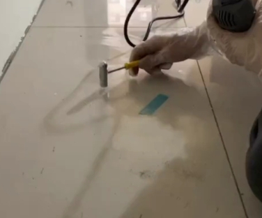 东明瓷砖开裂维修公司专业分享瓷砖在铺贴前如果没有沥干水分，将会导致以下问题