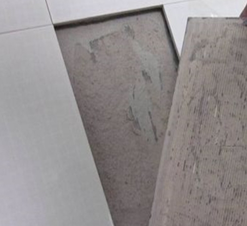 东明瓷砖空鼓维修公司分享瓷砖铺贴时如果打浆（即涂抹在瓷砖背面和基层上的砂浆或瓷砖胶）过少，会带来以下问题